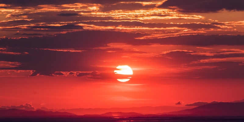 大型体育场馆内正在进行的足球比赛现场