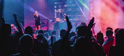 热情的球迷在体育酒吧内聚会交流