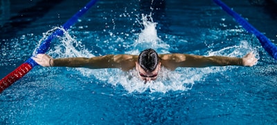 多屏幕体育赛事直播现场控制室